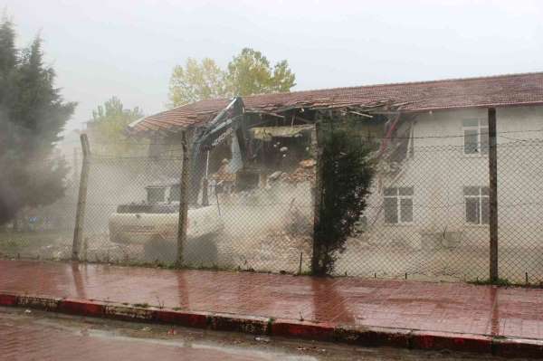 Türkeli'nin ilk lisesi olan 60 yıllık okulun yıkımına başlandı