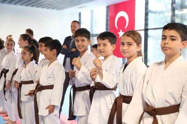 Aliağa Belediyesi Karate Kursu'nda 75 sporcu yeni kuşağına kavuştu