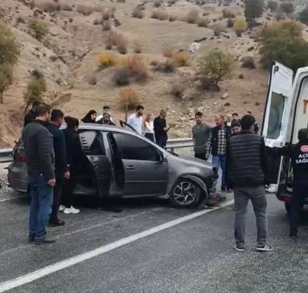 Batman'da trafik kazası: Sürücü bariyerlere çarpan araçta sıkıştı