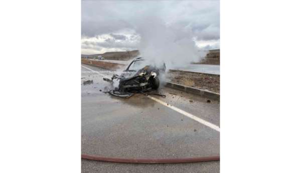 Kayganlaşan yolda kaza yaptı, otomobil alev aldı