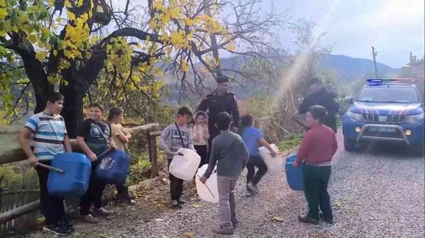 Köy çocuklarından jandarmaya bidonlu 'Yasemen' sürprizi