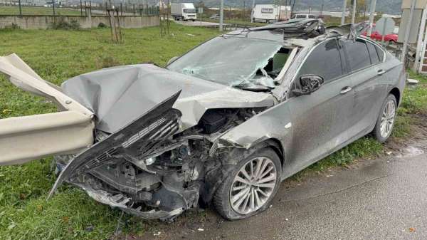 Samsun'da otomobil kamyonete çarpıp bariyere girdi: 3 yaralı