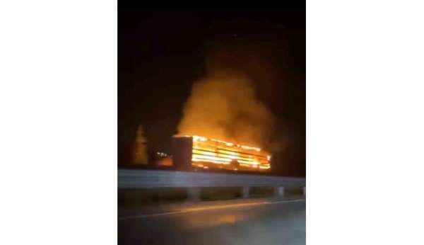 Seyir halindeki tırın lastiği alev aldı