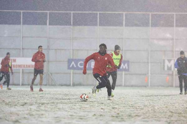 Sivasspor kar altında çalıştı