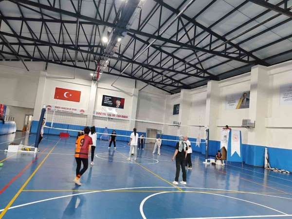 Varto Spor Salonu'nda voleybol antrenmanları devam ediyor