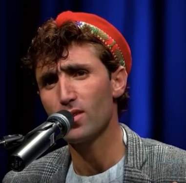 Afgan yarışmacının Kanada Başbakanına benzerliği