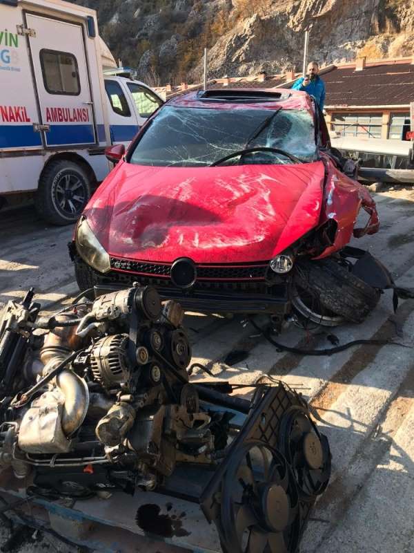 Artvin'de meydana gelen trafik kazasında 1 kişi öldü 2 kişi yaralandı 