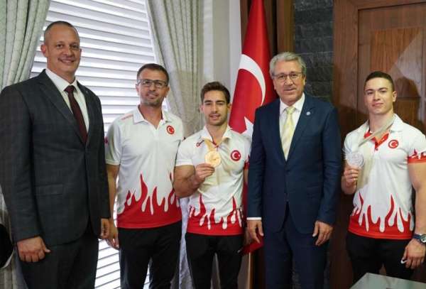 Rektör Budak, Egeli milli sporcular Arıcan ve Çolak'ı tebrik etti 