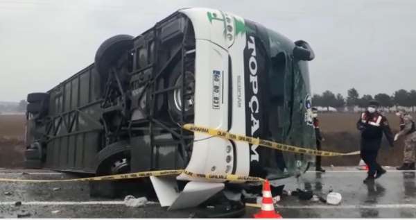 Amasya'da yolcu otobüsü devrildi: 2 ölü, 24 yaralı