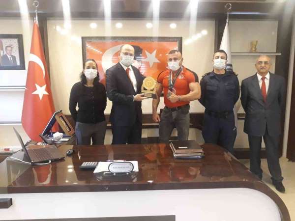 Kaymakam Kalkan'dan milli sporcuya plaket