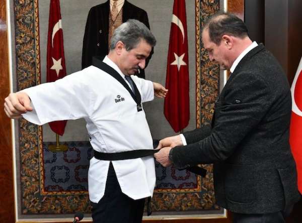 Tekvando Federasyonu Başkanı Şahin'den Vali'ye siyah kuşak