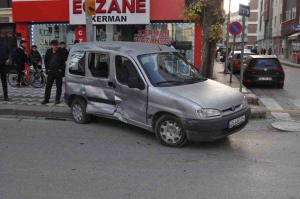 Hafif ticari araç ile minibüsün çarpıştığı kazada maddi hasar oluştu