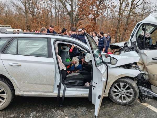 Kırklareli'de minibüs ile otomobilin çarpıştığı kazada 9 kişi yaralandı
