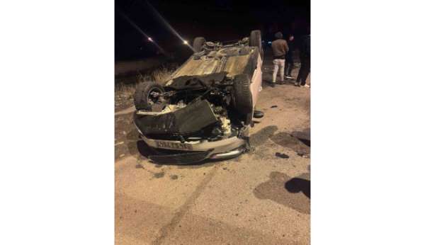 Ağrı'da kazada kaldırıma çarpan araç takla attı: 2 yaralı