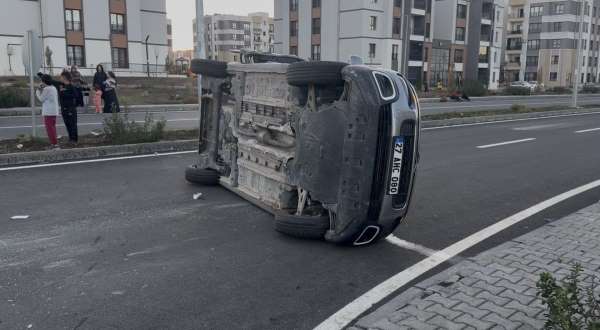 Diyarbakır'da trafik kazası: Araç yan yattı, 2 kişi yaralandı