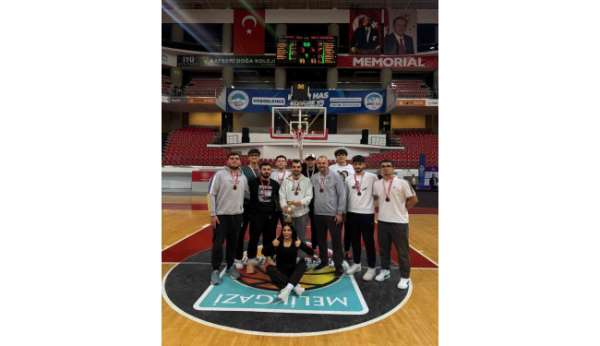 Hasketbol SK'da 15 maçta 32 oyuncu forma giydi