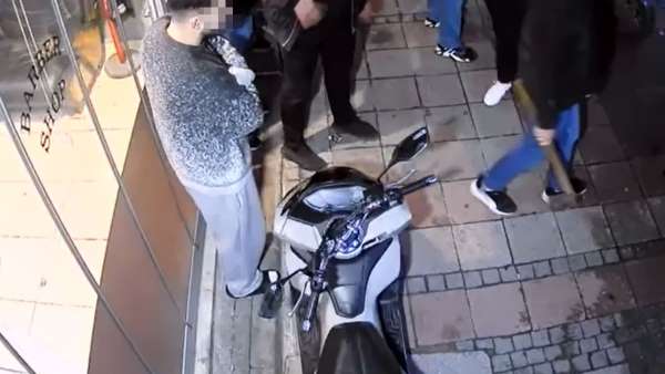 Kuaför dükkanına baltalı saldırı kamerada