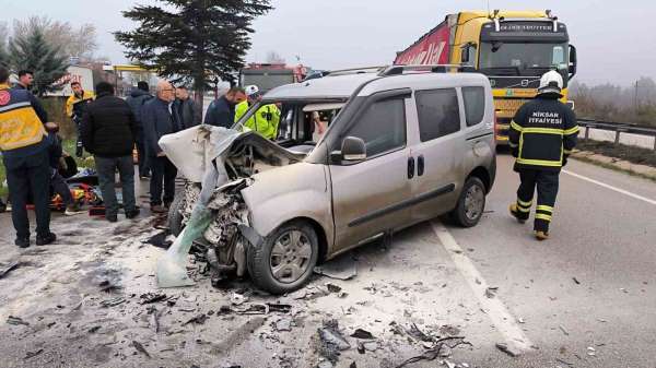 Tırla çarpışan hafif ticari araç alev aldı: 5 yaralı