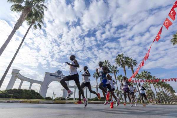 Türkiye'nin en hızlı maratonu yine Mersin'de koşuldu
