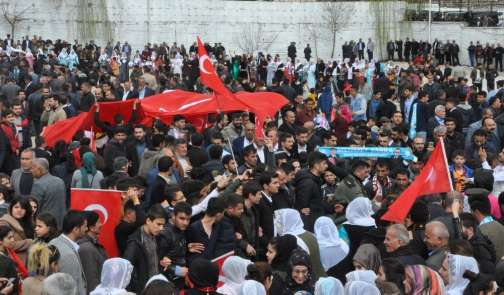 Şırnaklılar seçimi AK Partili adayın kazanmasını halaylarla kutladı 