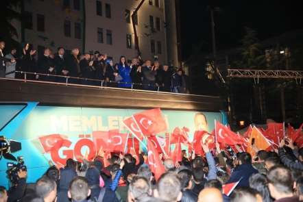 AK Parti'den meydanda kutlama 