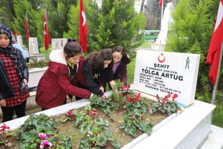 'Vatan aşktan üstündür' diyerek Sevgililer Günü'nde şehitliği ziyaret ettiler 