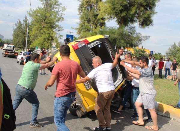 Antalya'da kazada ters dönen ticari taksiye imece usulü kurtarma