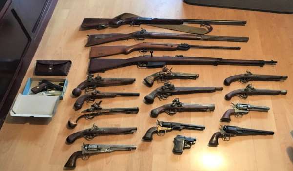 Almanya'da bir evde gizlenmiş çok sayıda silah, kılıç ve bıçak ele geçirildi