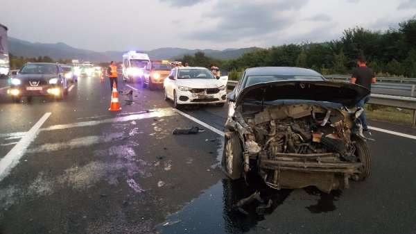 Otoyolda 4 aracın karıştığı trafik kazasında 2 kişi yaralandı 