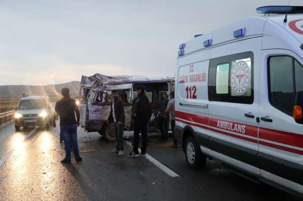 Sivas'ta öğrencilerin bulunduğu minibüs kaza yaptı: 8 yaralı 