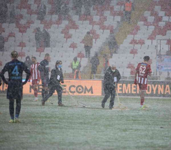 Sivasspor-Trabzonspor maçında yoğun kar yağışı! - Sivas haber