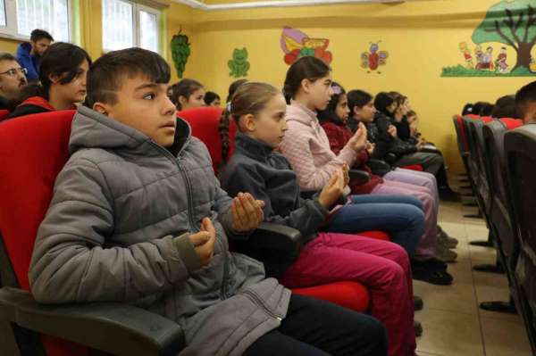 Amasya'da köy okulunda eller şehitler için semaya kalktı