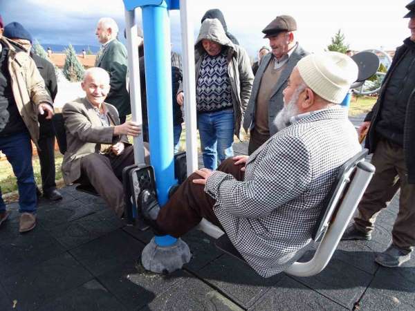 Hisarcık'ta yaşlıların açık havada spor keyfi