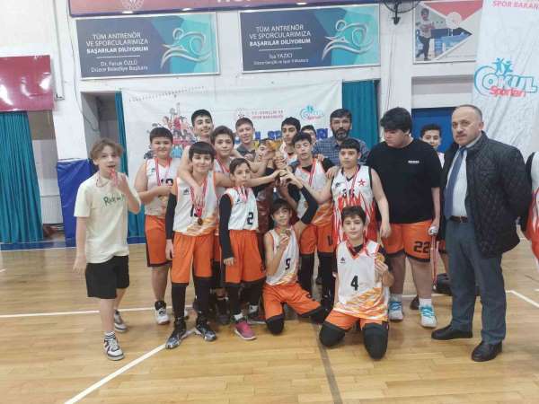 Yıldız basketbolda şampiyon 15 Temmuz Şehitleri Ortaokulu oldu