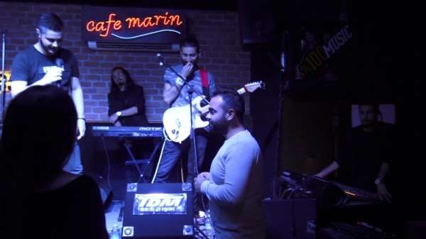 Eğlence mekanında sahneye çıkan İranlı genç sevgilisine evlenme teklif etti 