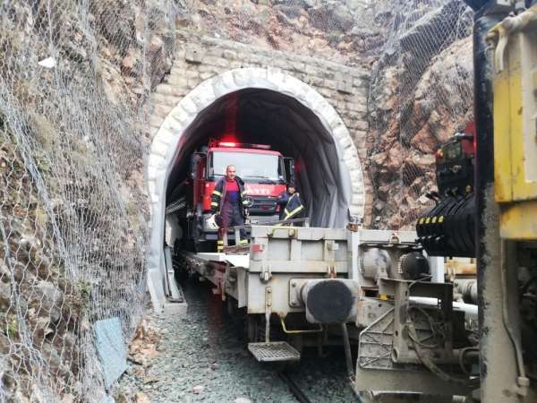 İtfaiye aracı tüneldeki yangına vagonla demiryolundan ulaştı 