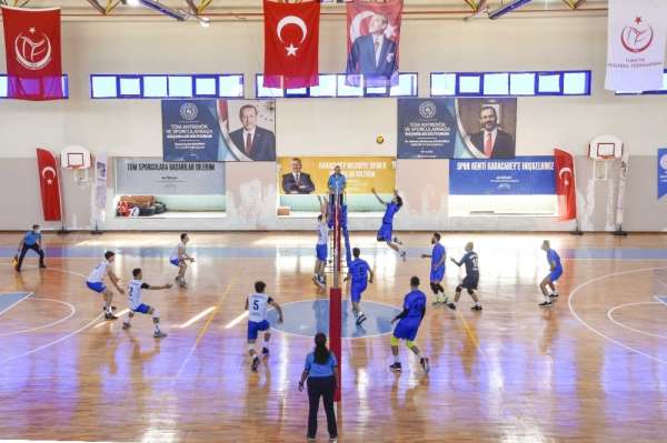 Karacabey Belediyespor Voleybol Takımı şampiyonluk yolunda tam gaz 