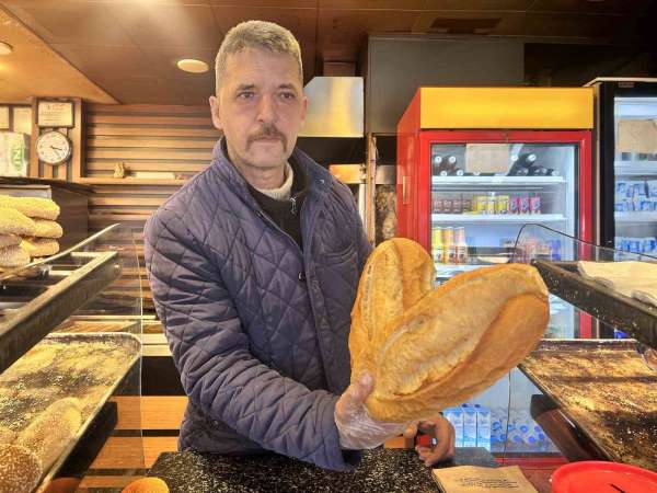 Dar gelirlinin dostu esnaf, 200 gram ekmeği 7 buçuk TL'ye satıyor