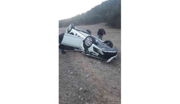 Devrilen araçtaki 4 kişi yaralandı