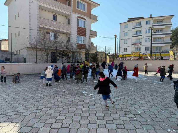 Sinop'ta kar çocukların ayağına getirildi