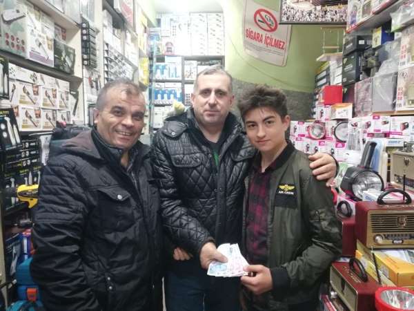 Kaybolan papağanını bulan öğrenciye bin TL ödül verdi 