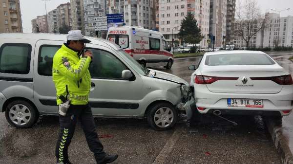 Samsun'da kamyonet park halindeki otomobile çarptı: 1 yaralı 
