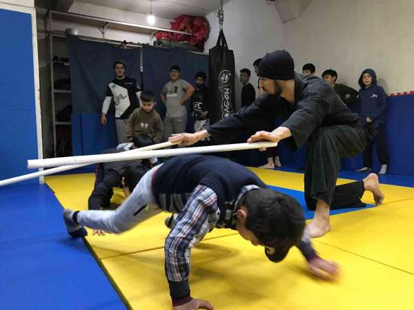 Kurdukları salonda kimsesiz çocuklara sporla umut oluyorlar