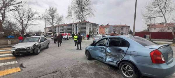 3 araçlı trafik kazası: 1 yaralı - Erzincan haber