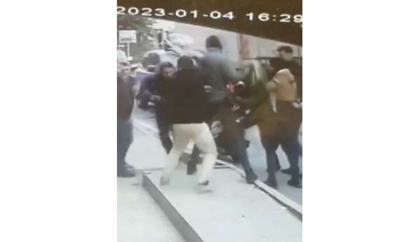 İstanbul'da trafik tartışması sonrası kavga kamerada: Baskına gelip bıçaklandılar