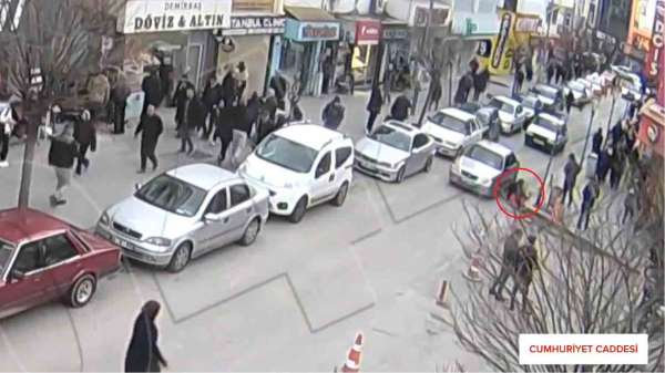 Kırıkkale'de kaza görüntüleri kamerada: Otomobil anne ve çocuğa böyle çarptı