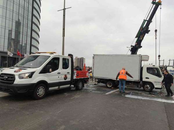 Bağcılar'da süt ürünleri yüklü kamyonet yan yattı: Sürücü kazayı ucuz atlattı