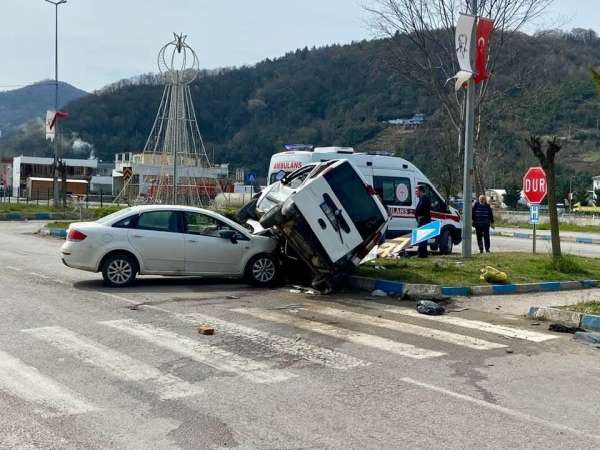 Sinop'ta otomobil hafif ticari araca çarptı: 1 yaralı