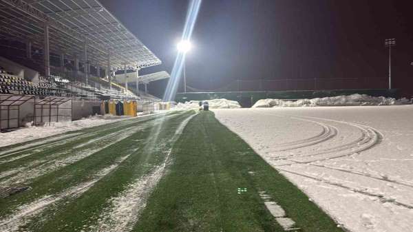 Eren Stadyumu'nda kar temizliği