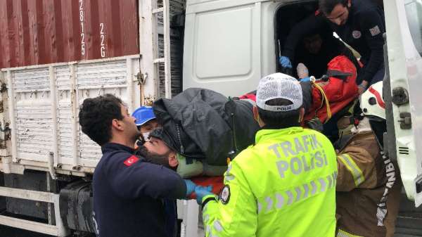 Beylikdüzü liman yolu TEM bağlantı istikametinde 2 tırın karıştığı kazada sürücü